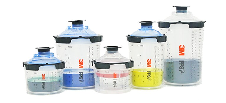 Cinq bouteilles de peinture.