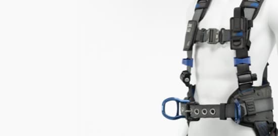 Capture d’écran vidéo d’un mannequin blanc uni portant un Harnais de sécurité ExoFit(MC) DBI-SALA® 3M(MC) de Série X300.
