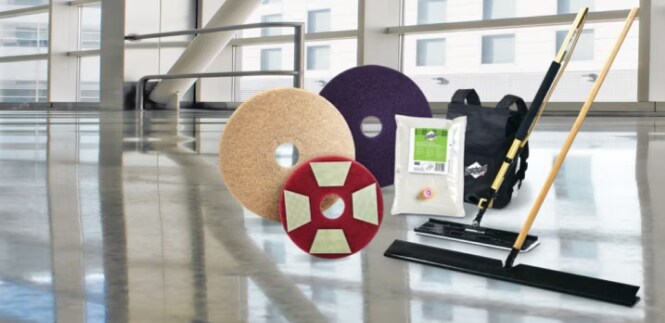 Une image des produits du système de protection pour planchers en pierre superposés sur une pièce ouverte ensoleillée avec un plancher en pierre.
