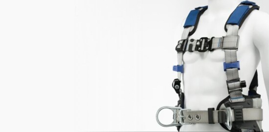 Capture d’écran vidéo d’un mannequin blanc uni portant un Harnais de sécurité ExoFit(MC) DBI-SALA® 3M(MC) de Série X100.
