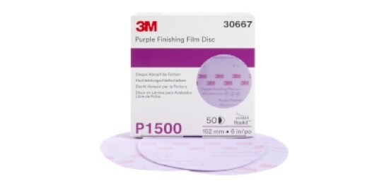 Une boîte de Disques de finition en pellicule violet 260L Hookit(MC) 3M(MC) sur trois disques en pellicule.
