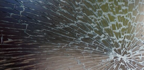 Un verre avec une fissure en toile d’araignée.
