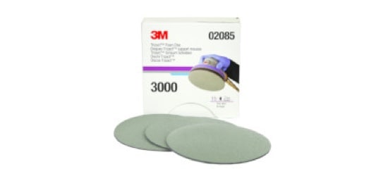 Une boîte de Disques abrasifs Trizact(MC) 3M(MC) de grain 3000 sur trois disques bruns.
