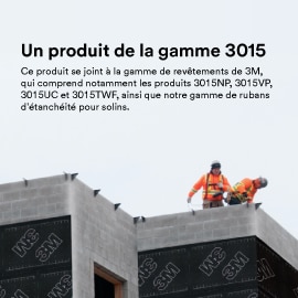 Un chantier de construction avec deux travailleurs de la construction visibles, où le pare-air 3M™ 3015VP-NW avec support perméable non tissé est utilisé sur le bâtiment.