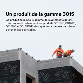 Un chantier de construction avec deux travailleurs de la construction visibles, où le pare-air 3M™ 3015VP-NW avec support perméable non tissé est utilisé sur le bâtiment.