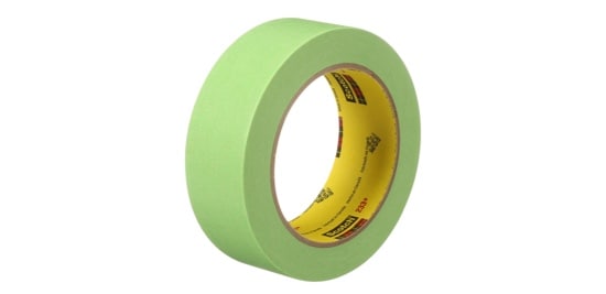 Un rouleau de ruban de masquage avec support en papier vert.
