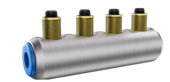 Un plan fixe d’un connecteur électrique. 
