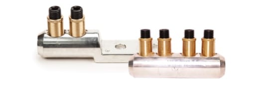 Deux connecteurs &eacute;lectriques c&ocirc;te &agrave; c&ocirc;te.