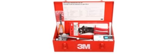 Une bo&icirc;te &agrave; outils rouge ouverte avec des accessoires &eacute;lectriques et des outils &agrave; l&rsquo;int&eacute;rieur.