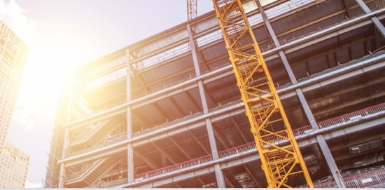 Côté d’un immeuble en cours de construction.
