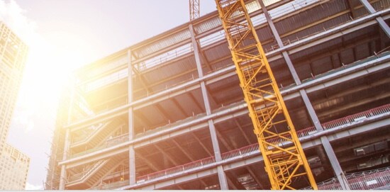 Côté d’un immeuble en cours de construction.
