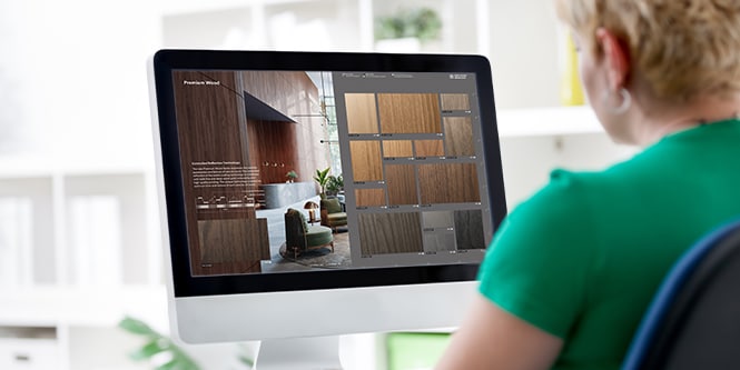 Une personne utilise un ordinateur de bureau pour parcourir un catalogue interactif.
