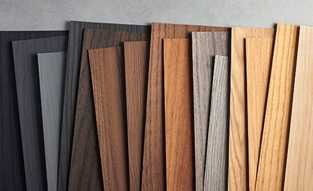 Éventail de finitions boisées DI-NOC 3M, allant du noir profond aux tons boisés les plus clairs.
