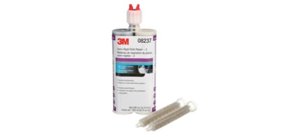 Une bouteille avec deux seringues d’adhésif.
