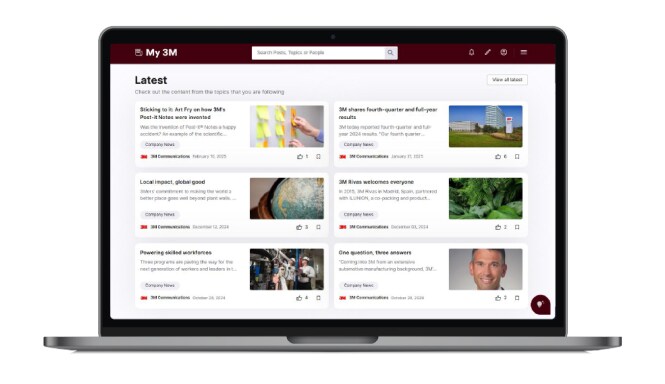 Un ordinateur portable affichant des communications.

