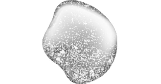 Un bassin de peinture métallique argentée luisante.