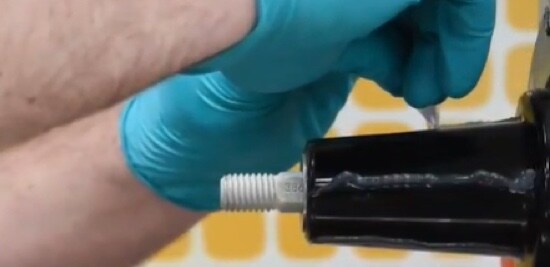 Un plan fixe d’une personne qui installe un Dispositif rétractable au froid R-800 de Série CS8. 
