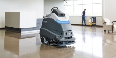 Machine à polir les planchers commerciaux dans une grande salle avec des planchers en béton poli.
