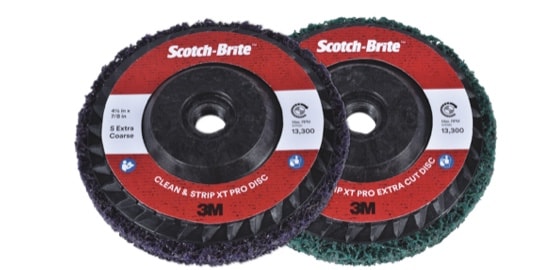 Un Disque « Clean and Strip » XT Pro Scotch-Brite(MC) superposé sur un Disque « Clean and Strip » XT Pro à action très abrasive Scotch-Brite(MC).
