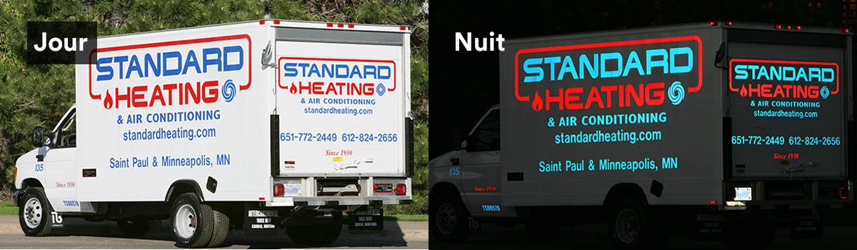 Camion blanc de Standard Heating avec pellicule réfléchissante 3M(MC) pendant le jour. Camion blanc de Standard Heating avec pellicule réfléchissante 3M(MC) pendant la nuit.
