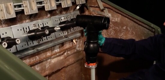 Un plan fixe d’un travailleur des services publics d’électricité qui installe un Dispositif rétractable au froid  « Hammerhead » de Série CSH sur une douille.
