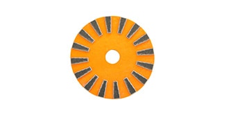 Grande brosse circulaire orange pour planchers commerciaux.
