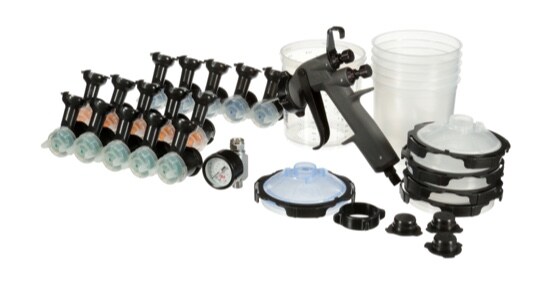 Une Trousse de départ pour pistolet de pulvérisation à haute performance 3M(MC) (NP 26778), présentant le pistolet de pulvérisation, les têtes de pulvérisation, les godets de peinture, les couvercles et d’autres accessoires.

