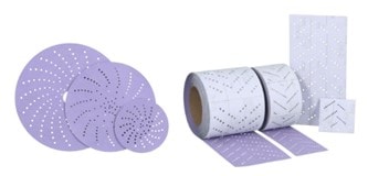 Une collection de disques et de rouleaux de ponçage perforés en violet clair et blanc.
