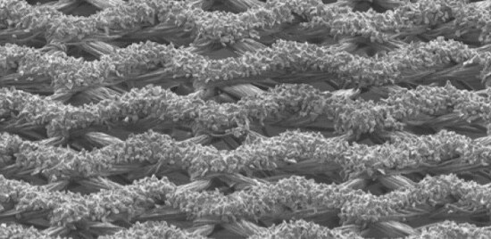Vue rapprochée de la structure en fibres d’un Disque abrasif en treillis bleus 3M(MC). 

